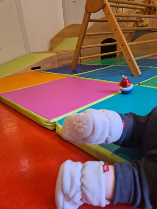 Baby auf Spielmatte